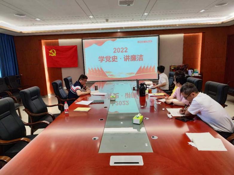 人们在看台上的人在房间里
中度可信度描述已自动生成 人们在看台上的人在房间里
中度可信度描述已自动生成