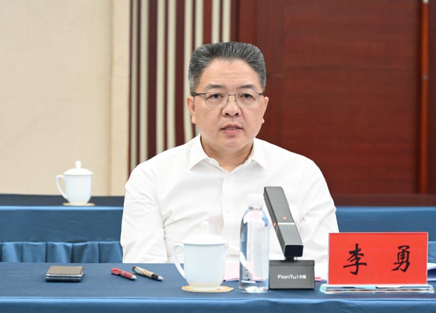 F:\文档\稿件\2025\战略发展部\3.调研照片\3.调研照片\董事长.jpg董事长